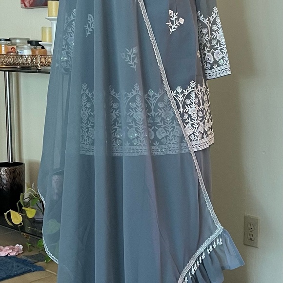 Elegant Gray Embroidered 3pics set Indian stylish Kameez - Picture 2 of 9